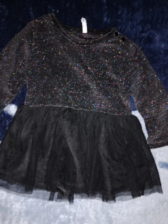 Vestido negro brillante con tul