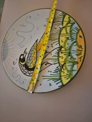 Piatto decorativo da parete in ceramica e farfalle