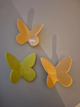 Piatto decorativo da parete in ceramica e farfalle