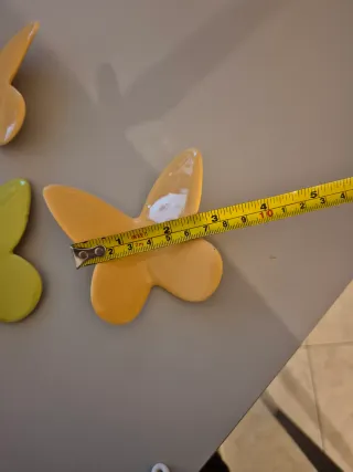 Piatto decorativo da parete in ceramica e farfalle