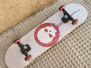 Patineta negra con ruedas rojas