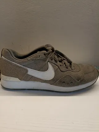 Zapatillas Nike verdes oliva y blancas