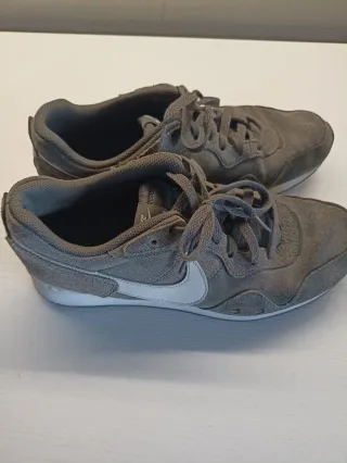 Zapatillas Nike verdes oliva y blancas