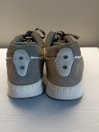 Zapatillas Nike verdes oliva y blancas