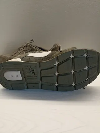 Zapatillas Nike verdes oliva y blancas