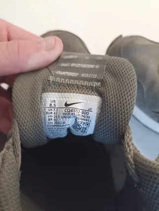 Zapatillas Nike verdes oliva y blancas