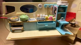 Caravana Sylvanian con coche y figuras