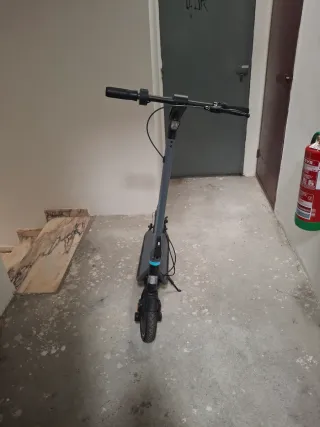 Patinete Eléctrico Cecotec con casco .