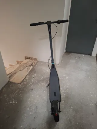 Patinete Eléctrico Cecotec con casco .