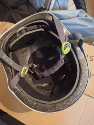 Patinete Eléctrico Cecotec con casco .