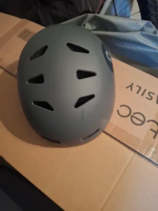 Patinete Eléctrico Cecotec con casco .