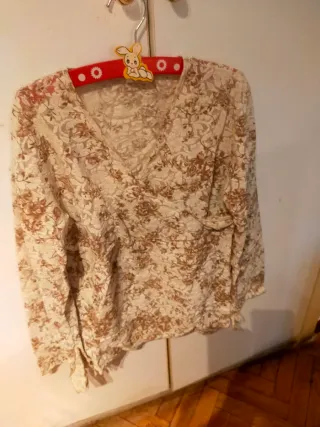 Blusa de encaje floral beige y marrón
