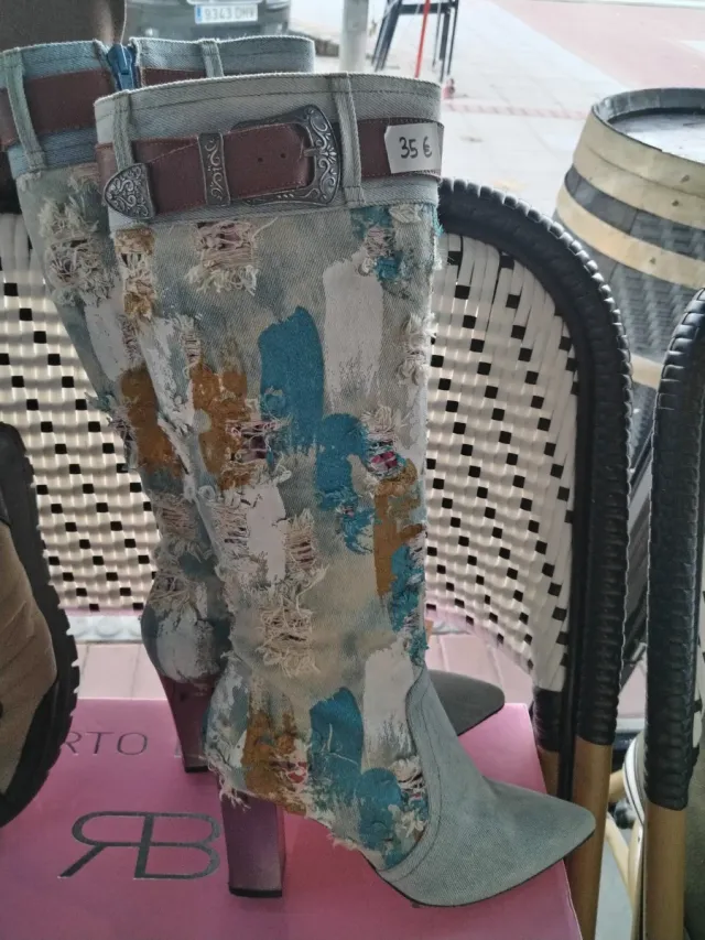 Botas vaqueras desgastadas con estampado