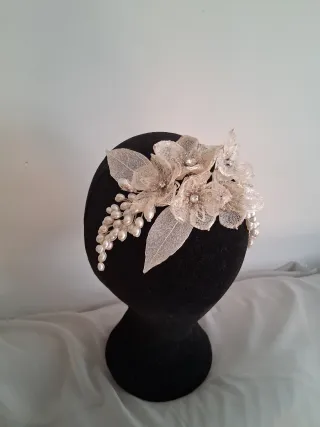 Tocado floral blanco boda, comunion, fiesta