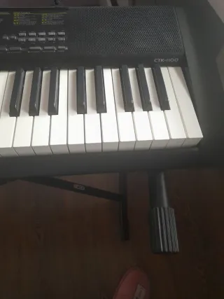 Teclado Casio con patas