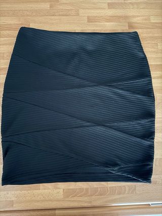 minifalda de Bershka y blusas de Stradivarius