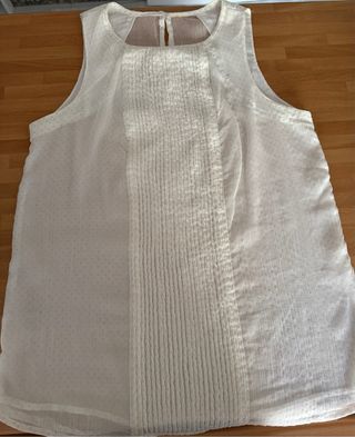 minifalda de Bershka y blusas de Stradivarius