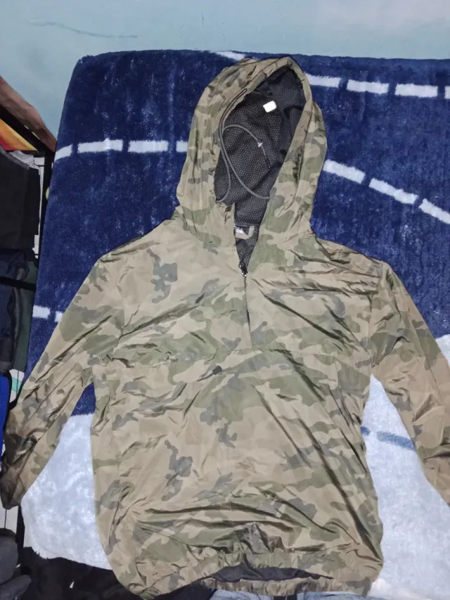 Sudadera verde camuflaje con capucha