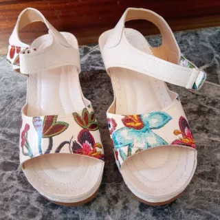 Sandalias de mujer con estampado floral