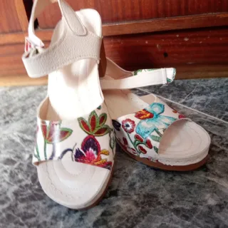 Sandalias de mujer con estampado floral