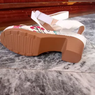 Sandalias de mujer con estampado floral