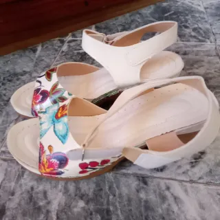 Sandalias de mujer con estampado floral