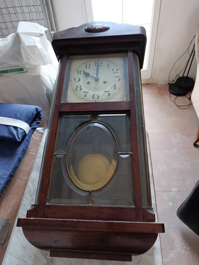 Antico orologio da parete in legno