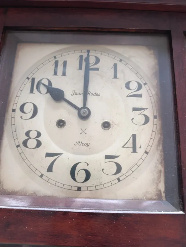 Antico orologio da parete in legno