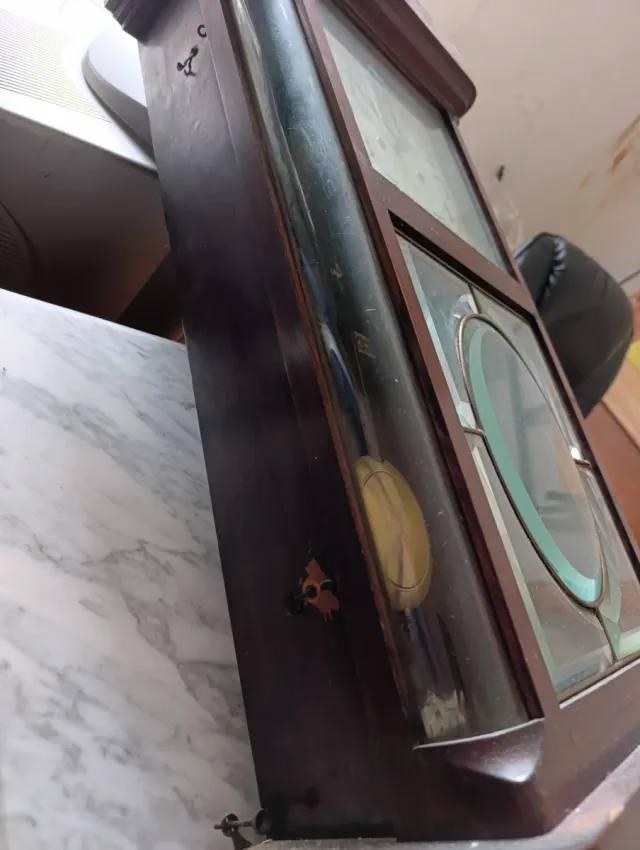 Antico orologio da parete in legno