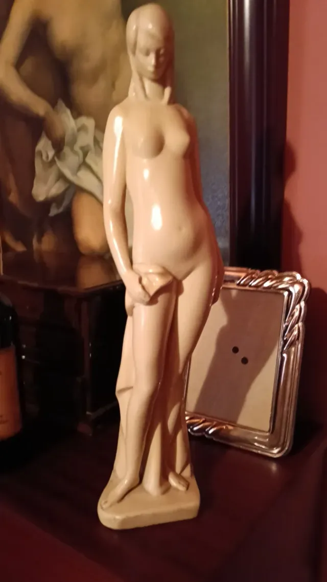 Figura desnudo clásico joven