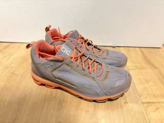 Zapatillas On Running grises y naranjas