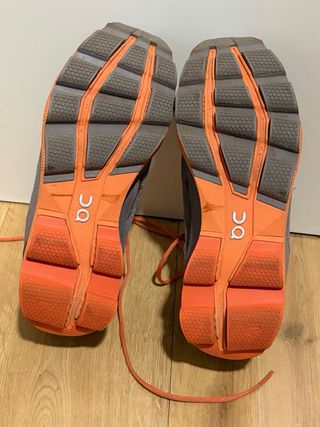 Zapatillas On Running grises y naranjas