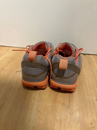 Zapatillas On Running grises y naranjas