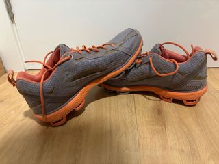 Zapatillas On Running grises y naranjas