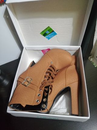 Botines de cordones marrones talla 37