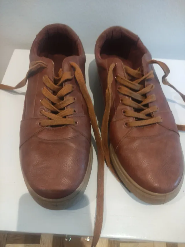 Zapatos de hombre marrones con cordones