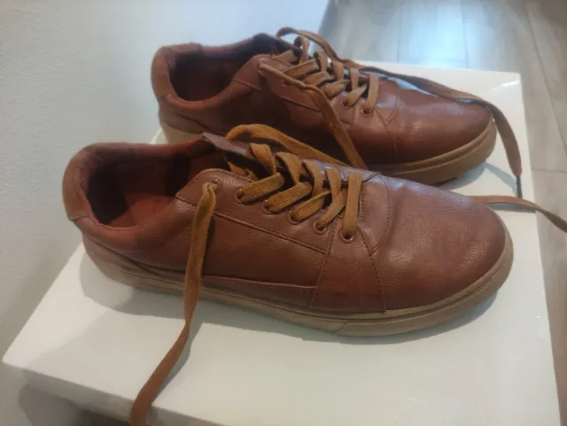 Zapatos de hombre marrones con cordones