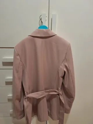 Chaqueta rosa con cinturón