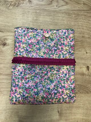 Funda libro/tablet floral con botón hecha a mano.