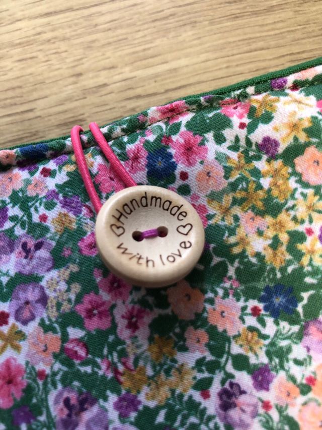 Funda libro/tablet floral con botón hecha a mano.