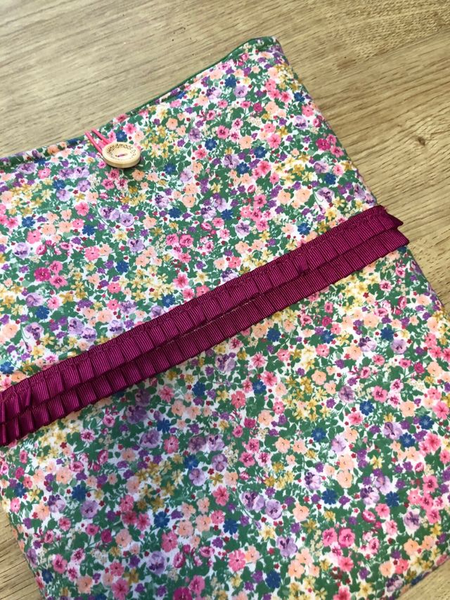 Funda libro/tablet floral con botón hecha a mano.
