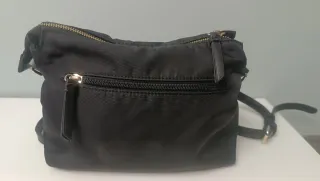 Bolso nylon negro con cremalleras doradas