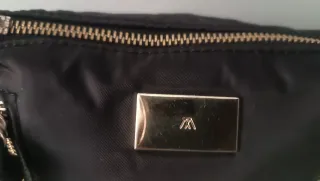 Bolso nylon negro con cremalleras doradas