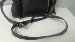 Bolso nylon negro con cremalleras doradas