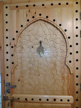 Puerta de madera maciza tallada