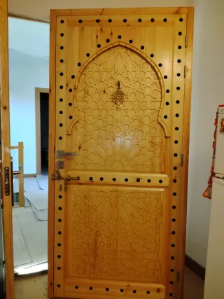 Puerta de madera maciza tallada