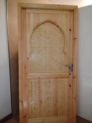 Puerta de madera maciza tallada