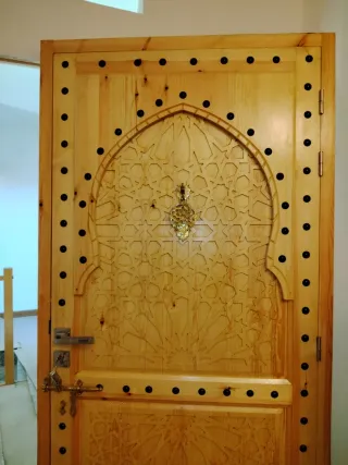 Puerta de madera maciza tallada