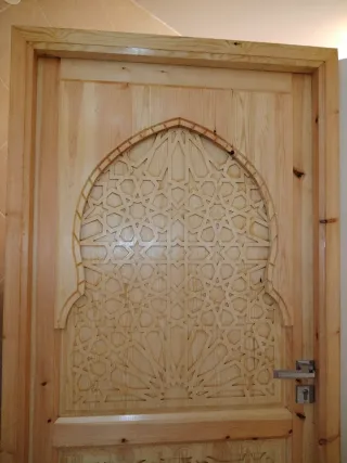 Puerta de madera maciza tallada