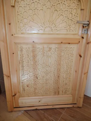Puerta de madera maciza tallada
